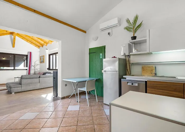 2 Bedroom In * Jezera