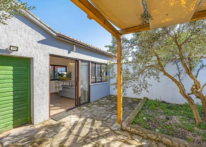 2 Bedroom In Vakantiehuis Jezera